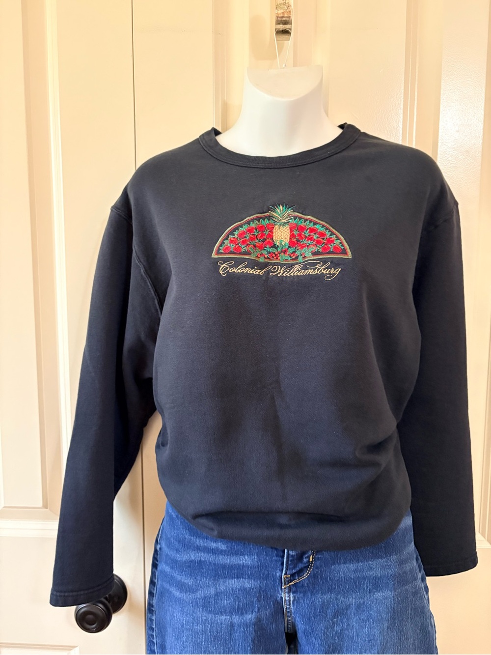 Blue sweatshirt with Pineapple Embroidery, colonial Williamsburg, size large - Picture 8 of 8